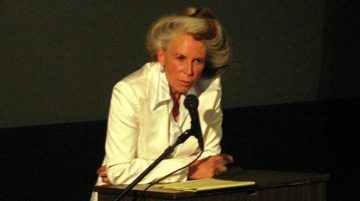 Catharine MacKinnon speaking at the Brattle Theatre, Cambridge, MA. 8 May, 2006. Crunk~commonswiki assumed (based on copyright claims). Own work assumed (based on copyright claims)., Public Domain, https://commons.wikimedia.org/w/index.php?curid=771123