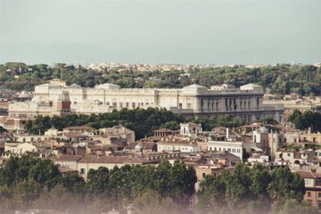 L'imponente mole del Palazzo di Giustizia visto dal Gianicolo. di Sergio D’Afflitto, CC BY-SA 3.0, https://commons.wikimedia.org/w/index.php?curid=16221894