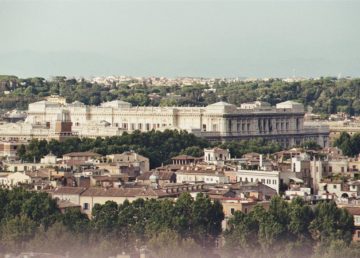 L'imponente mole del Palazzo di Giustizia visto dal Gianicolo. di Sergio D’Afflitto, CC BY-SA 3.0, https://commons.wikimedia.org/w/index.php?curid=16221894