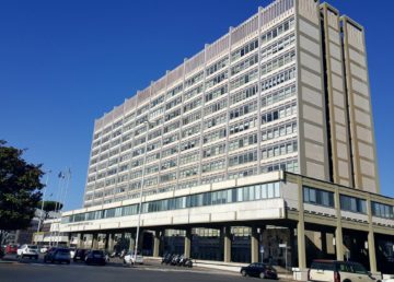 Sede centrale INPS a Roma, EUR. Foto di Carlo Dani - Opera propria, CC BY-SA 4.0, https://commons.wikimedia.org/w/index.php?curid=50331577