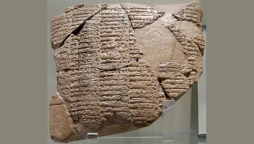 Il più antico documento conosciuto in elamita: trattato tra Naram-Sin ed un sovrano d'Awan, circa 2250 a.C., museo del Louvre Di Marie-Lan Nguyen (User:Jastrow), 2009-03-15, CC BY 2.5, https://commons.wikimedia.org/w/index.php?curid=7136495