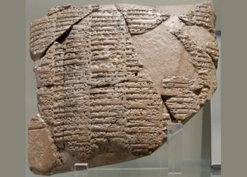 Il più antico documento conosciuto in elamita: trattato tra Naram-Sin ed un sovrano d'Awan, circa 2250 a.C., museo del Louvre Di Marie-Lan Nguyen (User:Jastrow), 2009-03-15, CC BY 2.5, https://commons.wikimedia.org/w/index.php?curid=7136495