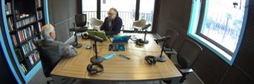Roberto Savio di spalle intervistato da Emiliano Cotelo per En Perspectiva