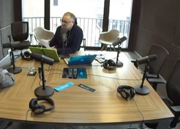 Roberto Savio di spalle intervistato da Emiliano Cotelo per En Perspectiva
