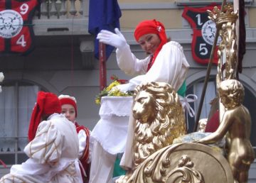 La Mugnaia del carnevale di Ivrea: secondo la leggenda, avrebbe approfittato dello ius primae noctis per uccidere il barone che opprimeva la città Di Laurom - Opera propria, Pubblico dominio, https://commons.wikimedia.org/w/index.php?curid=3495812