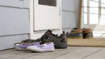 Pairs of shoes on a door mat – Pubblico Dominio