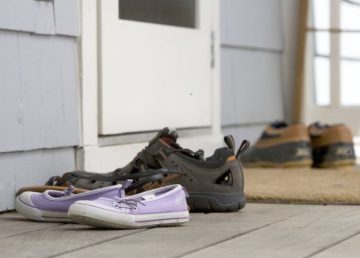 Pairs of shoes on a door mat – Pubblico Dominio