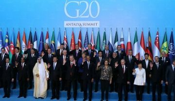 Erdoğan nella foto di gruppo del G20 2015 di Antalya Di Kremlin.ru, CC BY 4.0, https://commons.wikimedia.org/w/index.php?curid=45031526