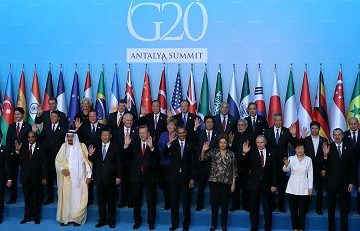 Erdoğan nella foto di gruppo del G20 2015 di Antalya Di Kremlin.ru, CC BY 4.0, https://commons.wikimedia.org/w/index.php?curid=45031526