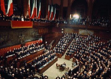Veduta del Parlamento italiano in seduta. Immagine di pubblico dominio.