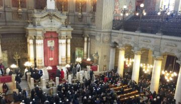 Fedeli nel Tempio Maggiore di Roma (Sinagoga), foto romaebraica.it