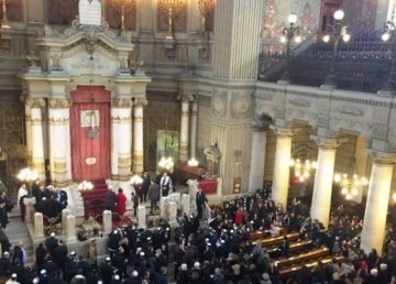 Fedeli nel Tempio Maggiore di Roma (Sinagoga), foto romaebraica.it