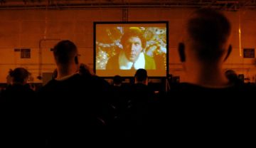 Marinai assistono alla proiezione del film Elf/Photo by Arturo Chavez (immagine di pubblico dominio)