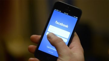 Un utente accede al suo profilo Facebook da smartphone