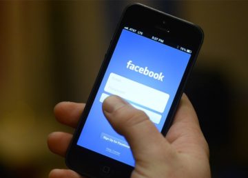 Un utente accede al suo profilo Facebook da smartphone