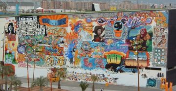 Una parete del forum di Barcellona. Di Vincent Ramos da fr.wikipedia.org, CC BY-SA 3.0, https://commons.wikimedia.org/w/index.php?curid=2386992