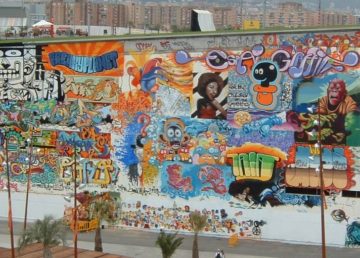 Una parete del forum di Barcellona. Di Vincent Ramos da fr.wikipedia.org, CC BY-SA 3.0, https://commons.wikimedia.org/w/index.php?curid=2386992