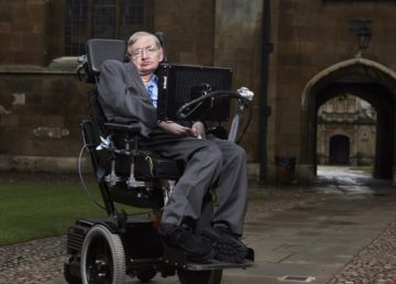Stephen Hawkins al Gonville & Caius College, Cambridge, foto di Lwp Kommunikáció, Creative Commons 2.0