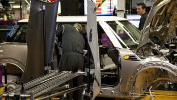 Un impianto automobilistico della BMW. Foto dell’UK Department for Business, via Flickr