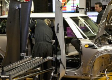 Un impianto automobilistico della BMW. Foto dell’UK Department for Business, via Flickr