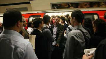 Metro di Londra: folla in un treno della Northern line durante l'ora di punta. Foto di Susanturner70 - Opera propria, CC BY-SA 3.0, https://commons.wikimedia.org/w/index.php?curid=15663419