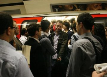 Metro di Londra: folla in un treno della Northern line durante l'ora di punta. Foto di Susanturner70 - Opera propria, CC BY-SA 3.0, https://commons.wikimedia.org/w/index.php?curid=15663419