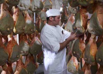 Stagionatura del Prosciutto Saint Marcel. Crediti foto Saint Marcel