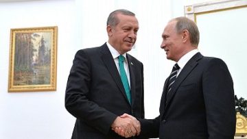 Erdogan e Putin si stringono la mano. Foto via kremlin.ru.