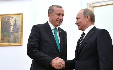 Erdogan e Putin si stringono la mano. Foto via kremlin.ru.