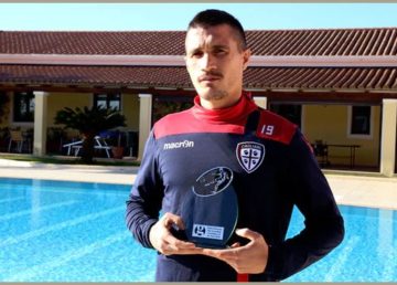 La foto pubblicata dal The Guardian di Fabio Pisacane (Cagliari’s Fabio Pisacane with his Guardian Footballer of the Year award. Photograph: Enrico Locci/Getty Images)