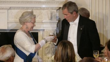 La Regina Elisabetta II brinda con il Presidente alla Casa Bianca a Washington Pubblico dominio, https://commons.wikimedia.org/w/index.php?curid=2079828