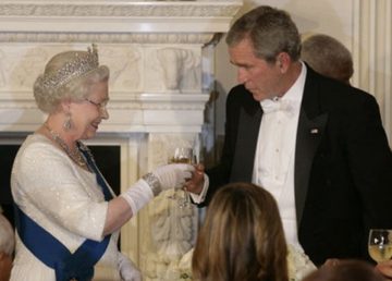 La Regina Elisabetta II brinda con il Presidente alla Casa Bianca a Washington Pubblico dominio, https://commons.wikimedia.org/w/index.php?curid=2079828