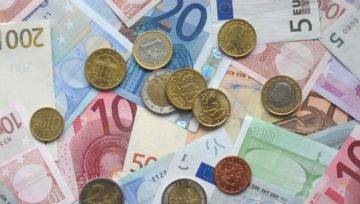 Monete e banconote in euro. Foto di pubblico dominio
