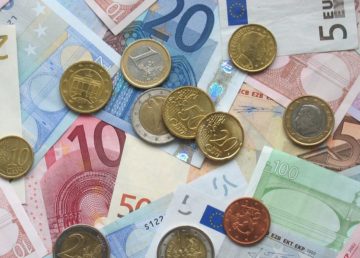 Monete e banconote in euro. Foto di pubblico dominio