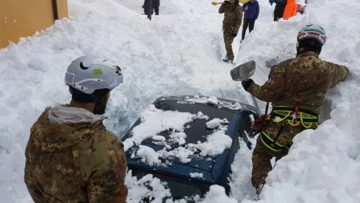 Militari dell’Esercito impegnati nello sgombero dalla neve dei centri abitati. Foto via Ministero della Difesa.