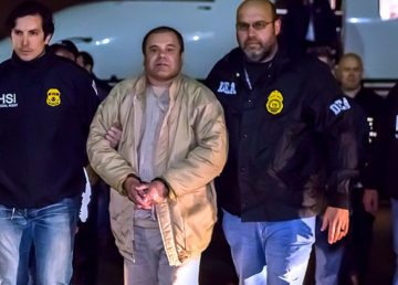“El Chapo” Guzmán appena atterrato negli Stati Uniti. Foto via U.S. ICE.