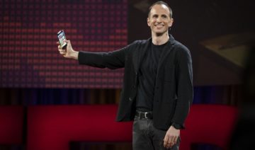 Joe Gebbia, cofondatore di AirBnB, al TED2016 di Vancouver in Canada. Foto di Bret Hartman / TED – Attribuzione CC BY-NC 2.0