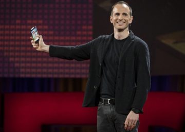 Joe Gebbia, cofondatore di AirBnB, al TED2016 di Vancouver in Canada. Foto di Bret Hartman / TED – Attribuzione CC BY-NC 2.0