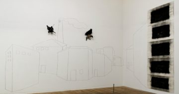 Opera non titolata di Kounellis, 1979, tratto da Wikipedia Commons