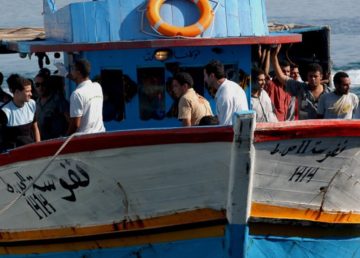 Migranti sbarcano a Lampedusa nell’agosto del 2007. Foto di Sara Prestianni, via Flickr.