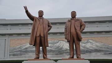 Statue in bronzo dei due leader nordcoreani Kim Il-sung e Kim Jong-il a Pyongyang. Foto via Flickr.