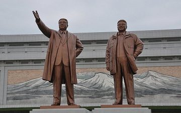 Statue in bronzo dei due leader nordcoreani Kim Il-sung e Kim Jong-il a Pyongyang. Foto via Flickr.