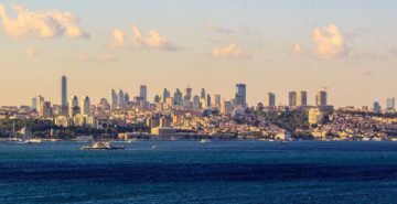 Modern Istanbul skyline at sunset Foto di Ben Morlok https://upload.wikimedia.org/wikipedia/commons/thumb/4/4f/Modern_Istanbul_skyline.jpg/1280px-Modern_Istanbul_skyline.jpg