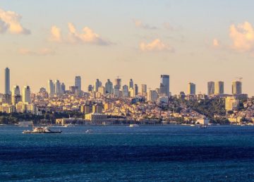 Modern Istanbul skyline at sunset Foto di Ben Morlok https://upload.wikimedia.org/wikipedia/commons/thumb/4/4f/Modern_Istanbul_skyline.jpg/1280px-Modern_Istanbul_skyline.jpg