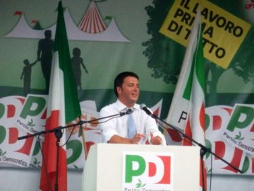 Matteo Renzi tiene un comizio nella festa dell'Unità di Bosco Albergati in sostegno alla sua candidatura come segretario del PD (CC BY-SA 4.0)