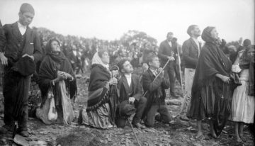 La folla sta guardando il “Miracolo del sole” (Fatima – 13/10/1917 - Illustracao Portugueza)