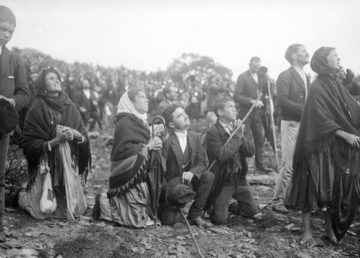 La folla sta guardando il “Miracolo del sole” (Fatima – 13/10/1917 - Illustracao Portugueza)