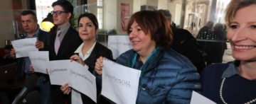 Marika Cassimitis al centro http://genova.repubblica.it/cronaca/2017/03/28/news/caso_genova_m5s_cassimatis_pronta_a_ricorrere_al_tar_e_a_chiedere_la_sospensiva_per_il_reintegro_della_sua_lista-161610731/