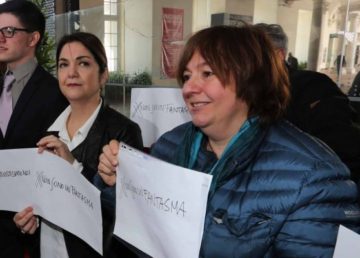 Marika Cassimitis al centro http://genova.repubblica.it/cronaca/2017/03/28/news/caso_genova_m5s_cassimatis_pronta_a_ricorrere_al_tar_e_a_chiedere_la_sospensiva_per_il_reintegro_della_sua_lista-161610731/