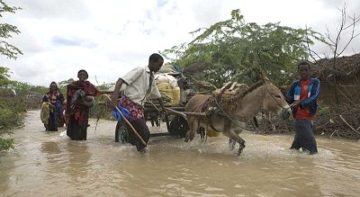 Alcuni migranti che fuggono dalle inondazioni in Kenya. Immagine via B. Bannon/UNHCR.